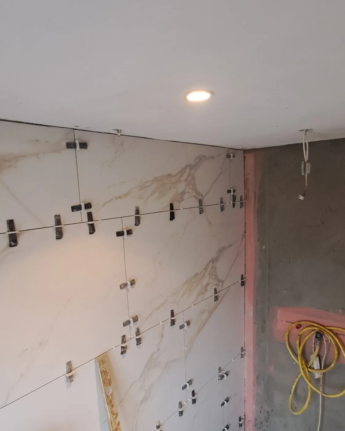 Badkamer in aanbouw met nieuw leidingwerk door Appelloodgieters