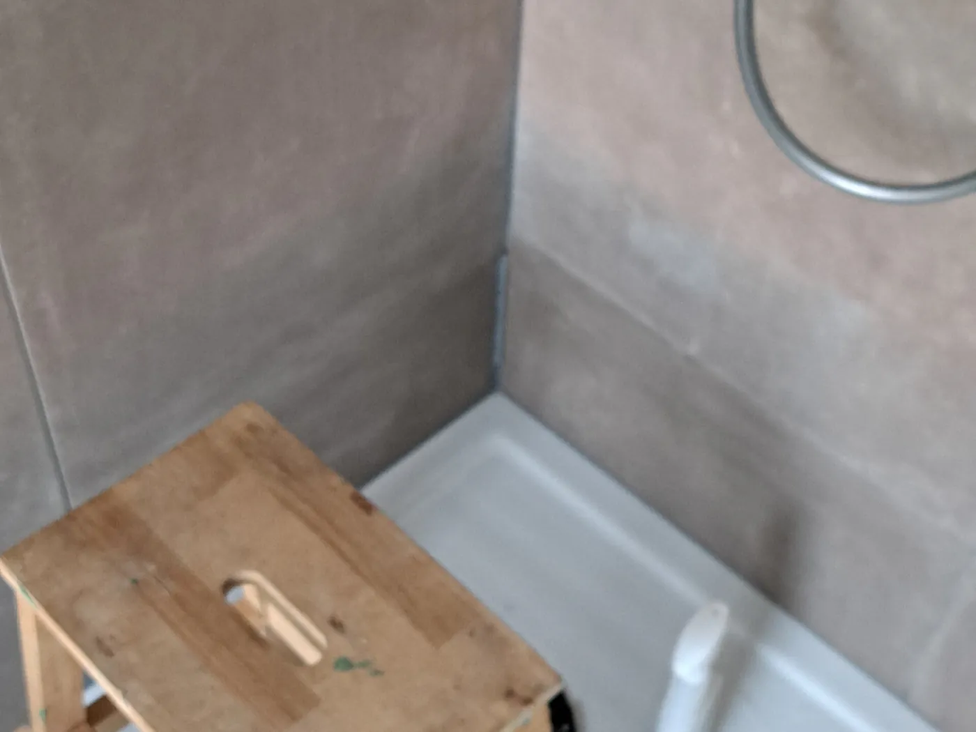 Badkamer met douchebak in Voorburg